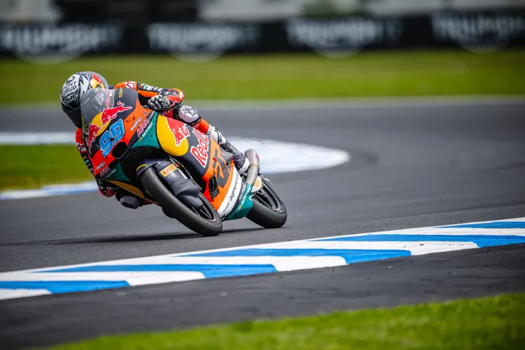 Moto3新科世界冠軍José Antonio Rueda（KTM）再度發揮冠軍氣勢，從起跑便穩定掌控比賽節奏，最終拿下本季第十場勝利。倍耐力提供