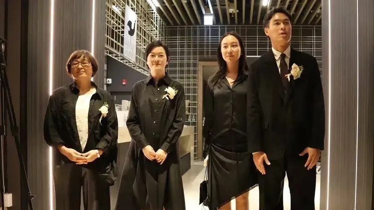 杨祐宁(右起)、妻子阿梅、姐姐和妈妈一起出来和媒体致意。特勤中心摄