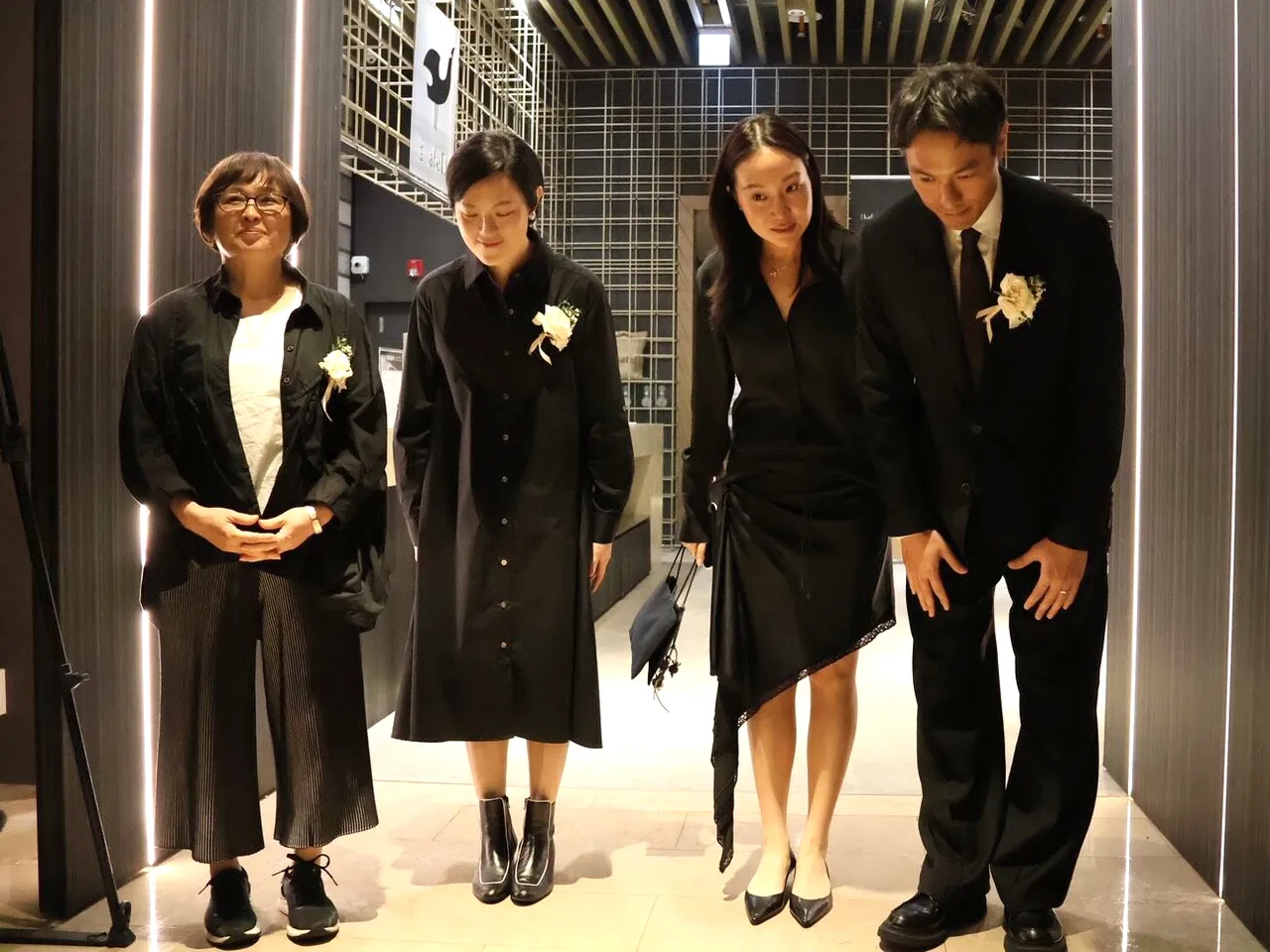 杨祐宁(右起)、妻子阿梅、姐姐、妈妈像媒体敬礼。特勤中心摄