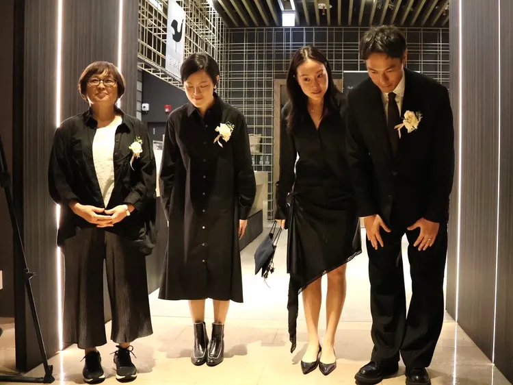 楊祐寧（右起）、妻子阿梅、姊姊、媽媽向媒體敬禮。特勤中心攝