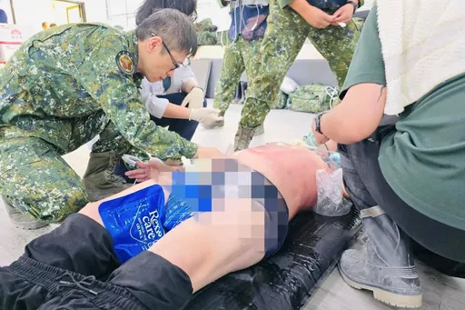 「鏟子超人」熱衰竭搏死神!全身紅通通倒地 軍醫急褪衣搶救