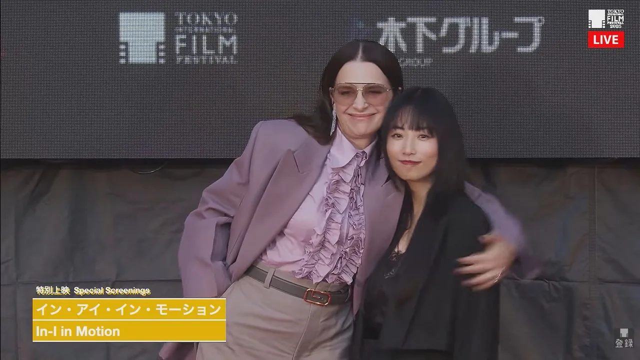 茱丽叶毕诺许(左)带著首部执导电影参加东京影展,右为日本女星MEGUMI。翻摄东京国际映画祭YT