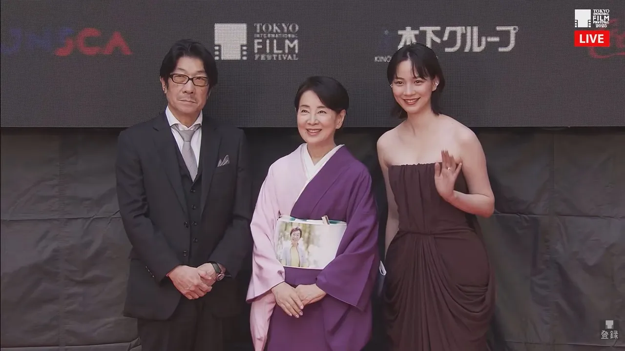 能年玲奈(右起)、吉永小百合演出的《攀过山峰遇见妳》是开幕片。翻摄东京国际映画祭YT