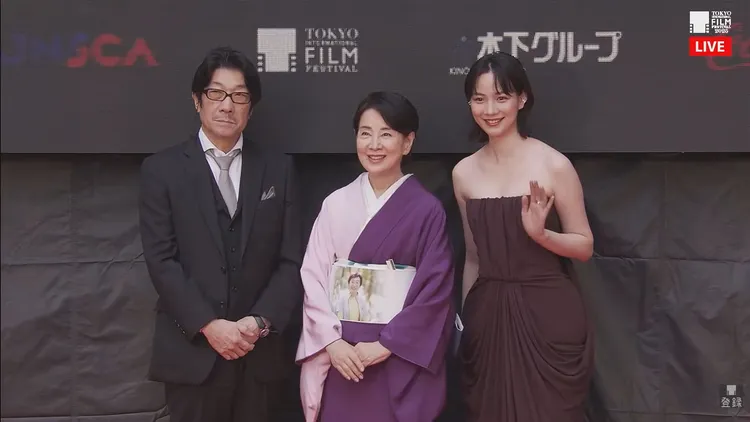 能年玲奈（右起）、吉永小百合演出的《攀過山峰遇見妳》是開幕片。翻攝東京國際映畫祭YT