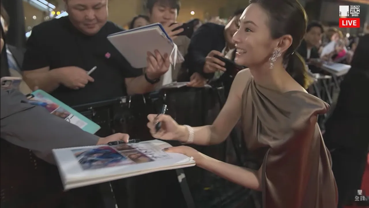 北川景子为影迷签名。翻摄东京国际映画祭YT