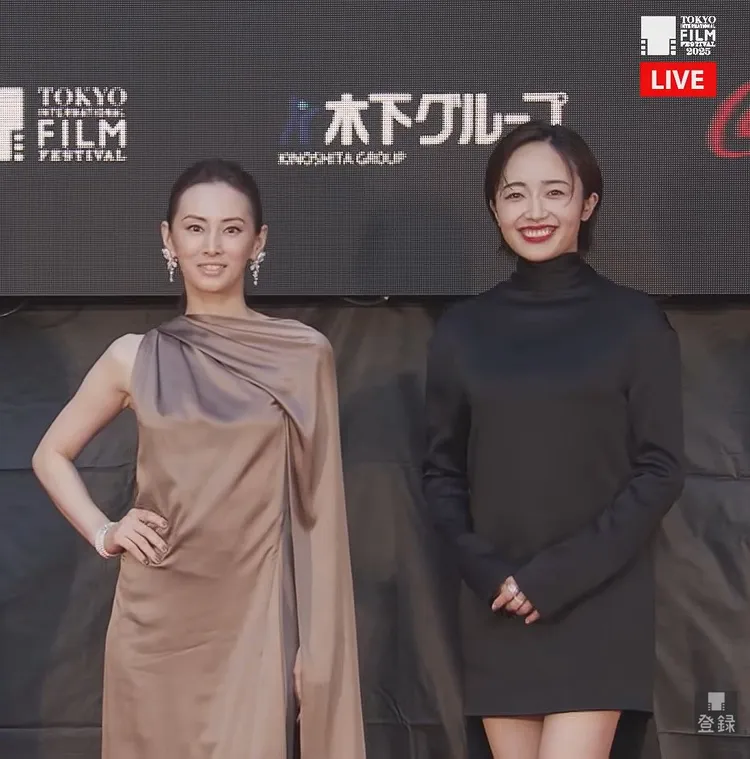 北川景子（左）、森田望智亮麗現身。翻攝東京國際映畫祭YT