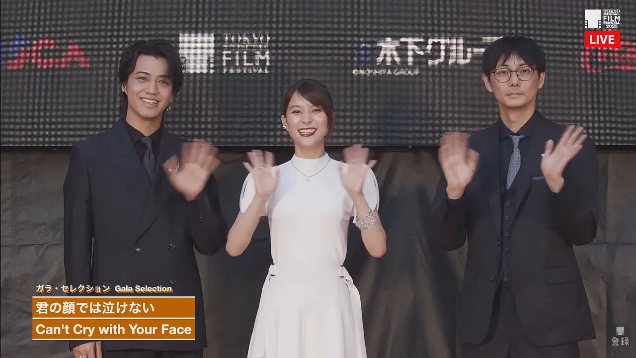 高桥海人(左起)、芳根京子向影迷打招呼。翻摄东京国际映画祭YT
