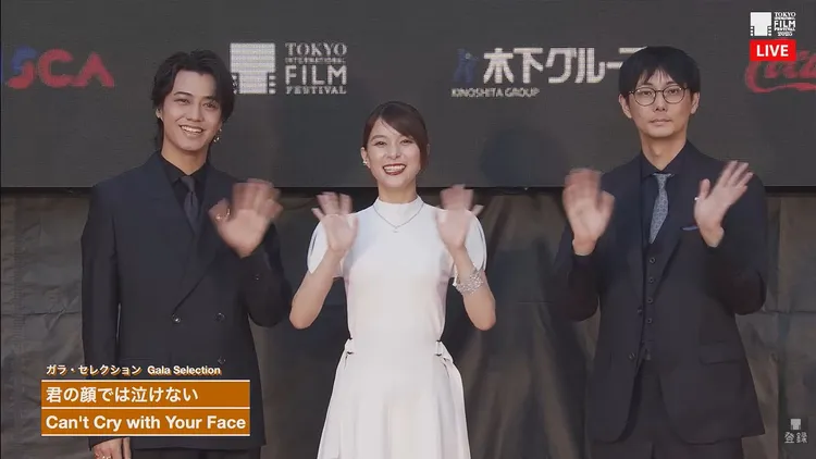 高橋海人（左起）、芳根京子向影迷打招呼。翻攝東京國際映畫祭YT