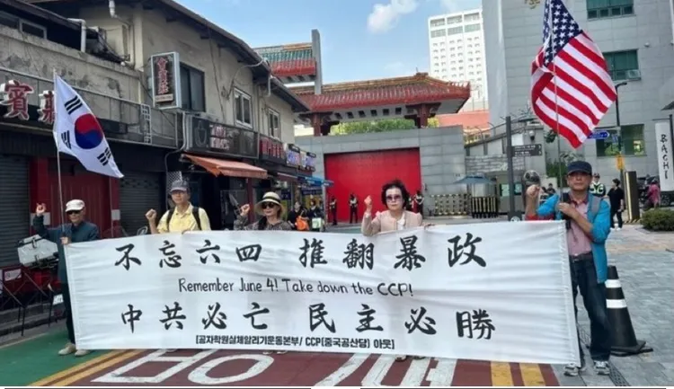 首尔中国大使馆外的反中示威标语。翻摄自X