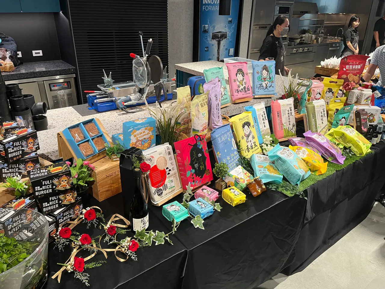 记者会现场展示许多来自花莲富里乡农会精美的特产。图/周奕豪