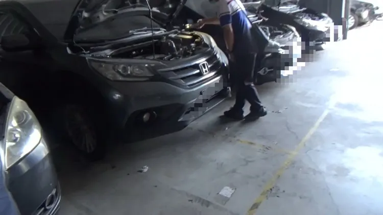 云林警方破获越籍车手团,发现幕后藏镜人还提供他们7部轿车使用,悬挂假车牌躲避查缉。翻摄照片