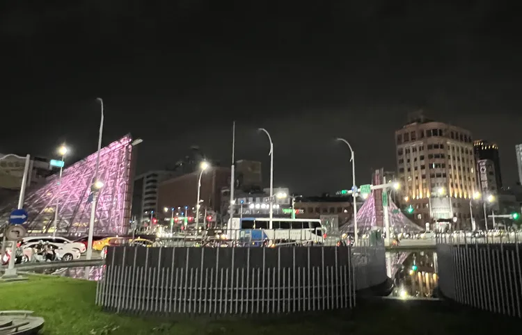 美麗島捷運站外點亮粉紅燈。陳薇安攝