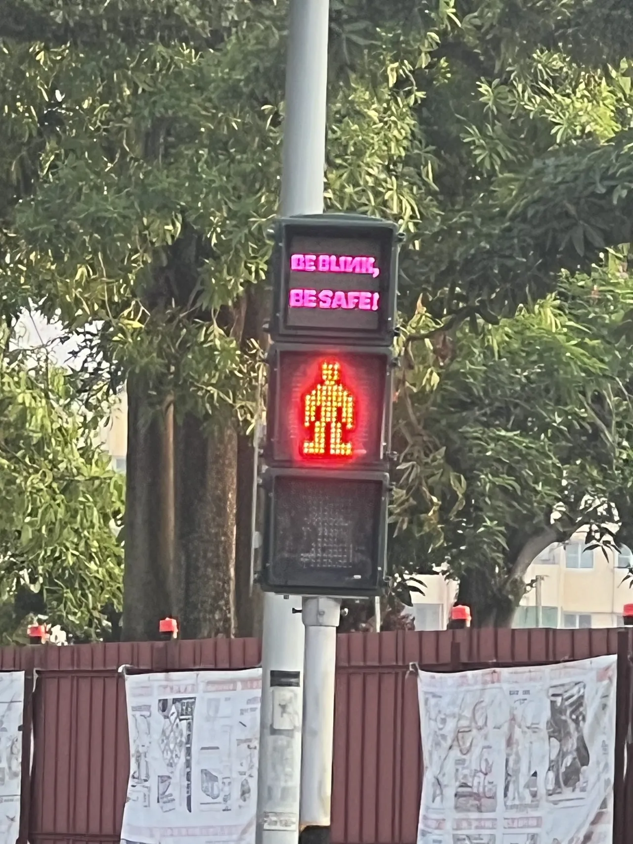 世运外倒数小绿人改成BE BLINK,BE SAFE。陈薇安摄
