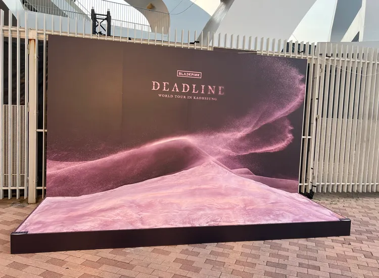 世運外還原海報主視覺沙丘看板。陳薇安攝