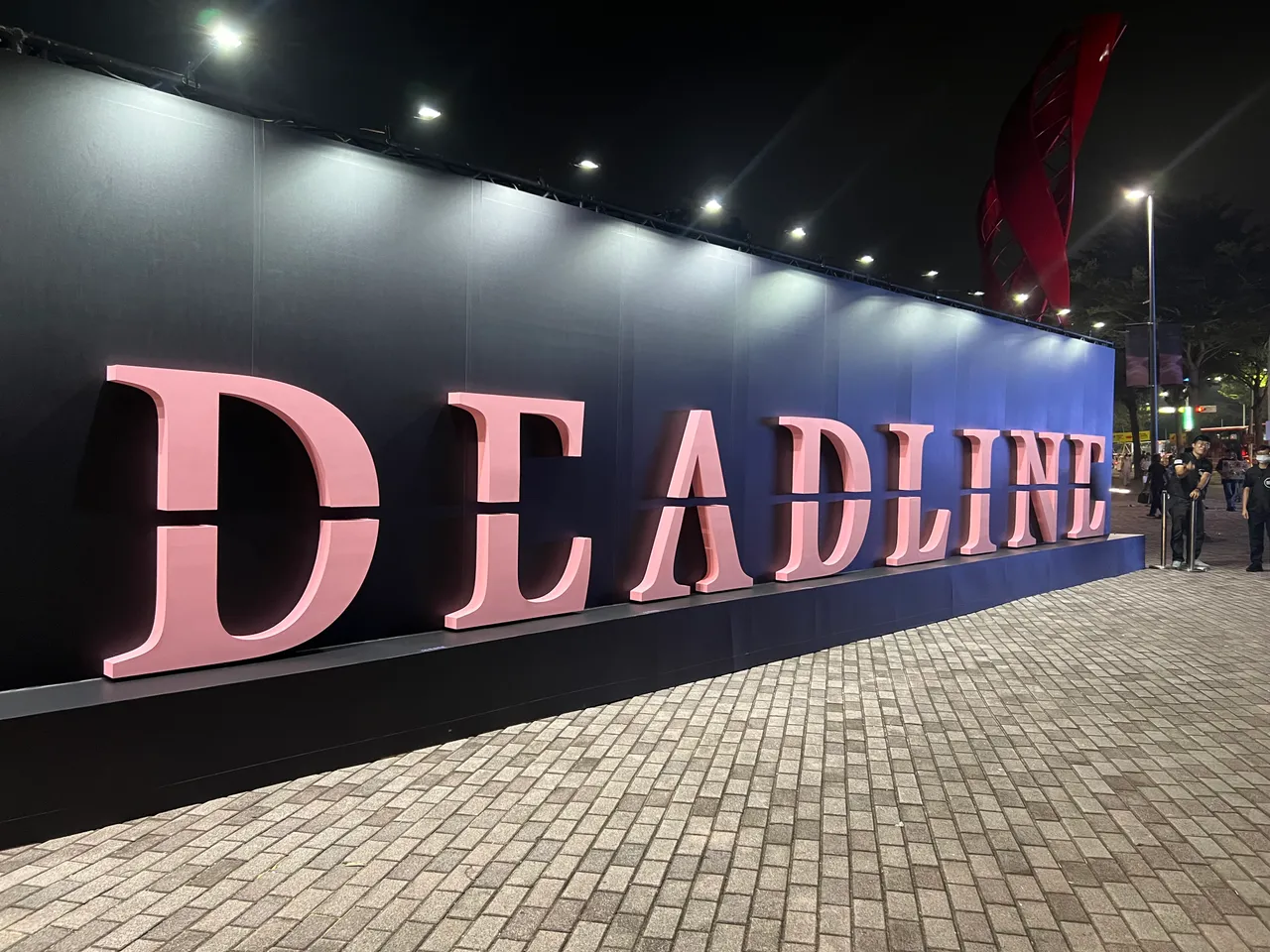 世运入口摆放3D浮雕打造的DEADLINE LOGO让粉丝打卡。陈薇安摄