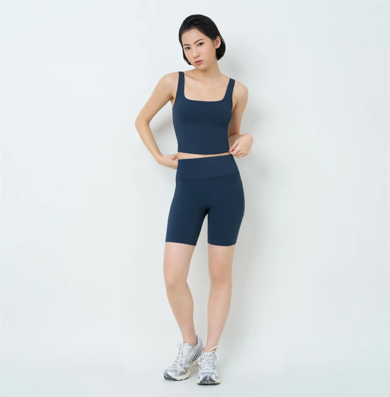 黛安芬Athleisure城市律动系列 柔塑支撑运动背心1980元、高腰瑜伽短裤1780元。品牌提供