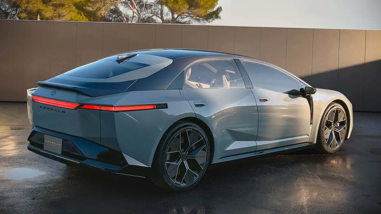 车尾引入贯穿式尾灯条,中央明显印有「COROLLA」字样,强化品牌识别。原厂照片