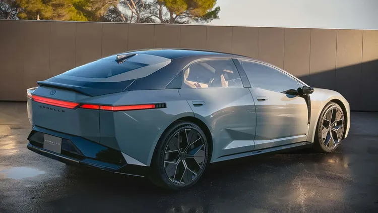 車尾引入貫穿式尾燈條，中央明顯印有「COROLLA」字樣，強化品牌識別。原廠照片