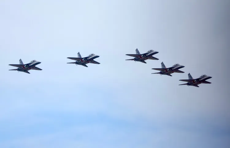 國慶大會壓軸表演，空軍勇鷹高教機飛越總統府觀禮台前。資料照，彭欣偉攝