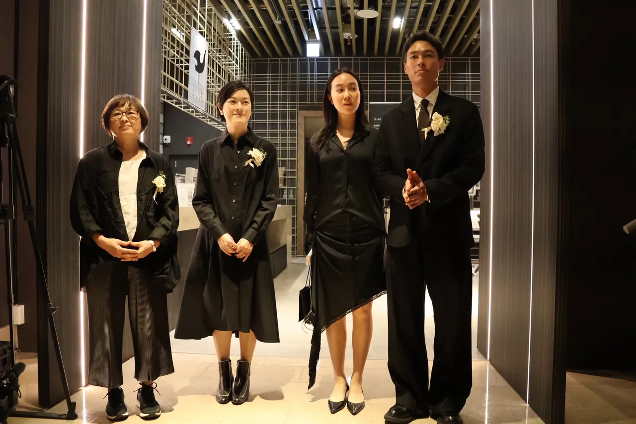 杨妈妈(左起)、姐姐、阿梅、杨祐宁一起向媒体致谢。读者提供