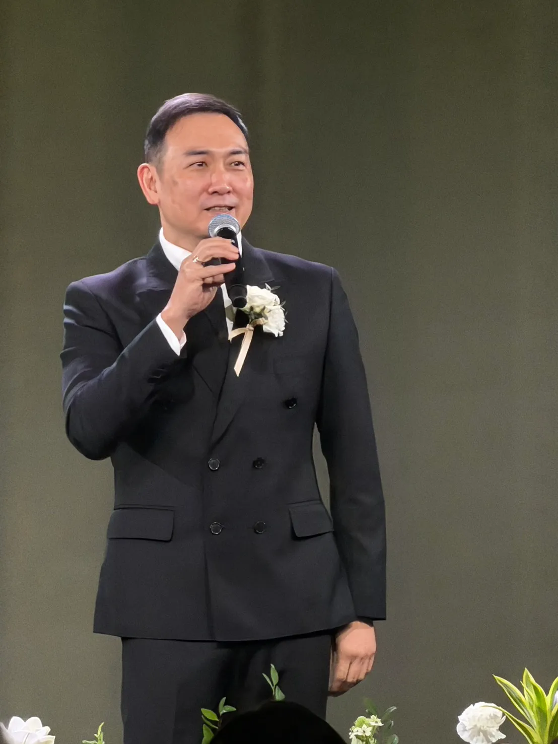 证道牧师黄国伦哽咽回忆杨爸受洗过程。读者提供