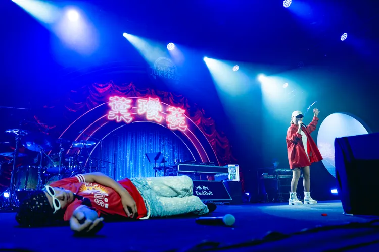 演唱會嘉賓YELLOW黃宣直接躺在舞台上，準備即興為ØZI及媽媽葉璦菱伴舞。Red Bull提供。