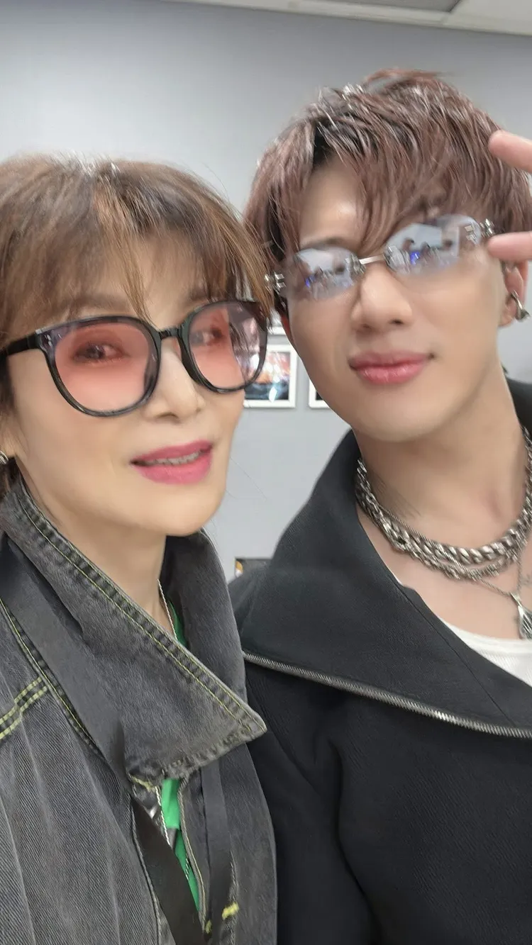 ØZI與蔡秋鳳開心合影。翻攝蔡秋鳳臉書