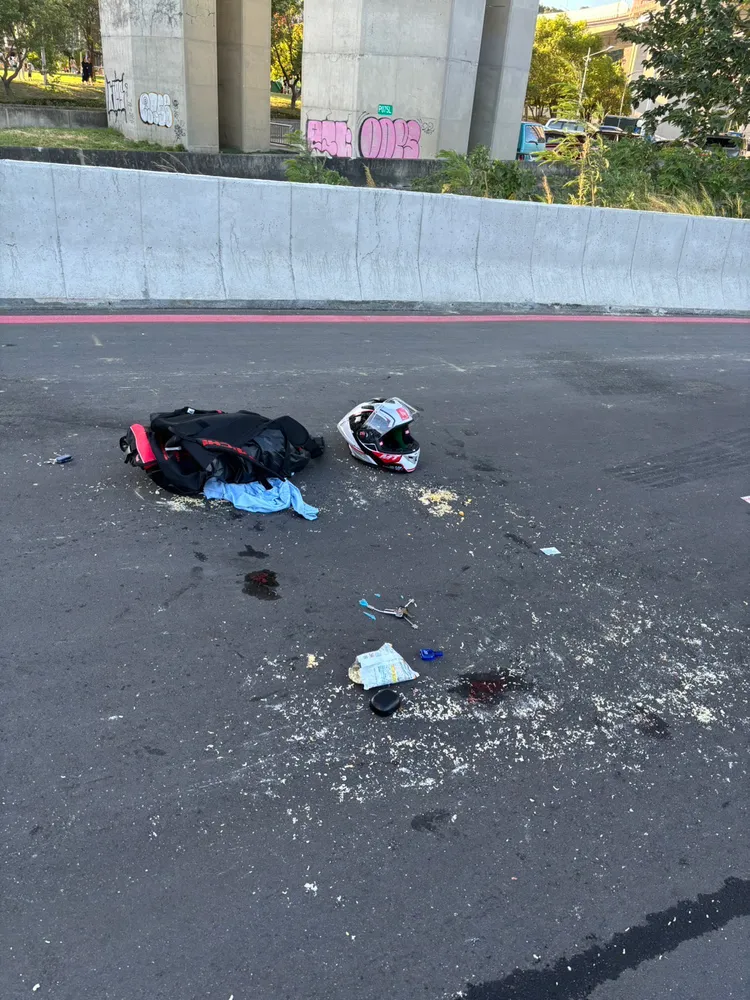 騎士摔落成州七路上。翻攝畫面