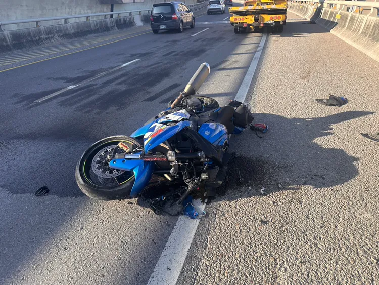 重機倒在台64上。翻攝畫面