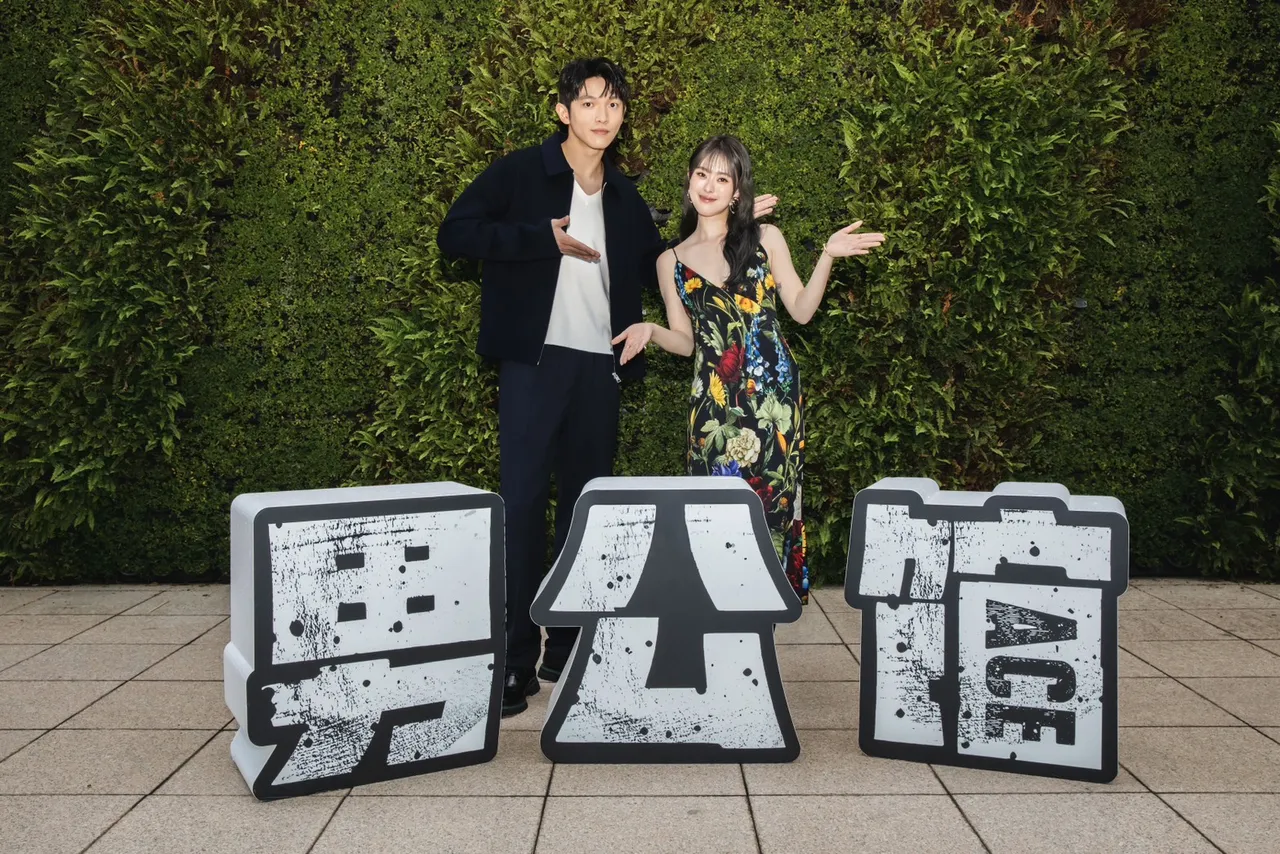 邱偲琹(右)9月为影集宣传时,从过往大方谈情,态度转为低调,左为林辉瑝。资料照片