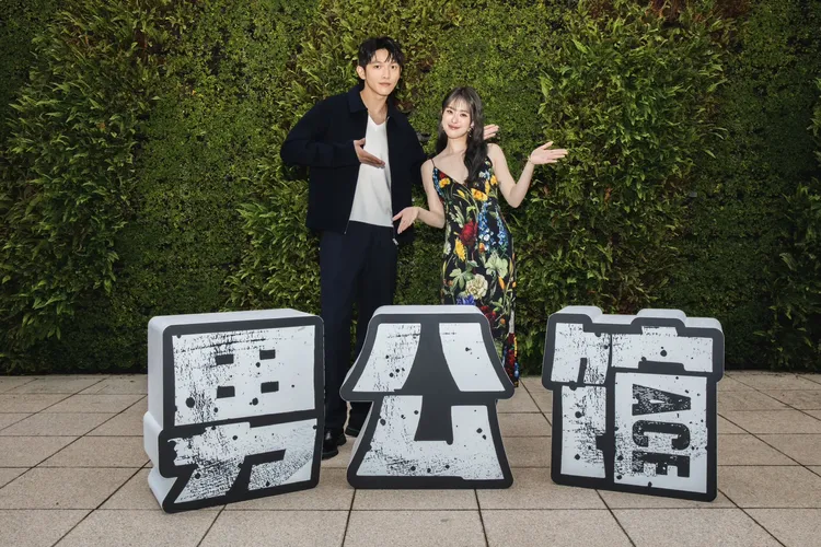 邱偲琹（右）9月為影集宣傳時，從過往大方談情，態度轉為低調，左為林輝瑝。資料照片