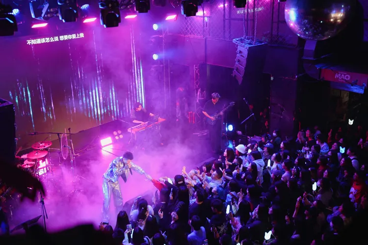 蕭秉治近距離跟粉絲互動。相信音樂提供