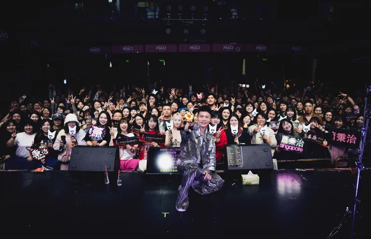 蕭秉治跟粉絲大合照。相信音樂提供