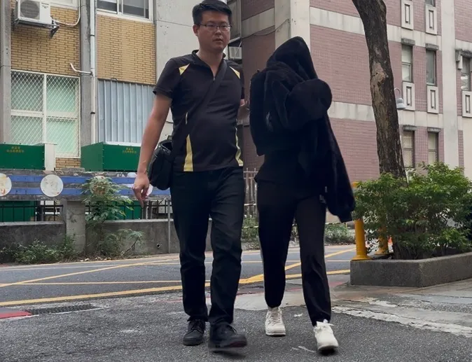 张女遭起诉后再度贩售黄牛票遭逮,稍早移送至北检复讯时包紧紧。张钦摄