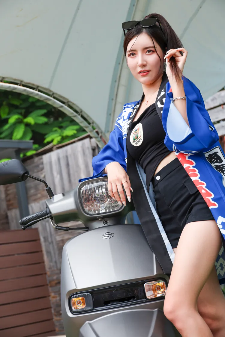 SUI 125全新車色「鈦灰」首度公開亮相，以霧面金屬質感呈現成熟都會風格，現場並安排南珉貞與新車色合影。業者提供