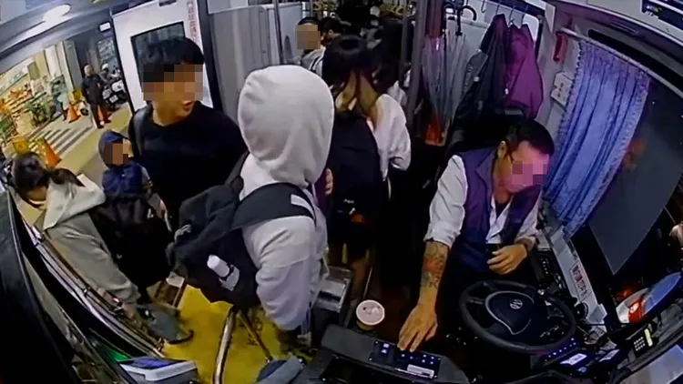 学生下车前讥讽司机,司机火大回呛后下车动粗。桃园客运提供