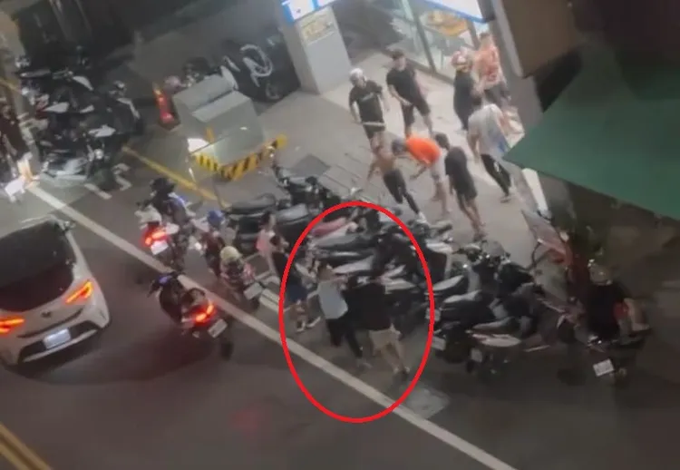 被害人遭對方出拳揮擊臉部。民眾提供