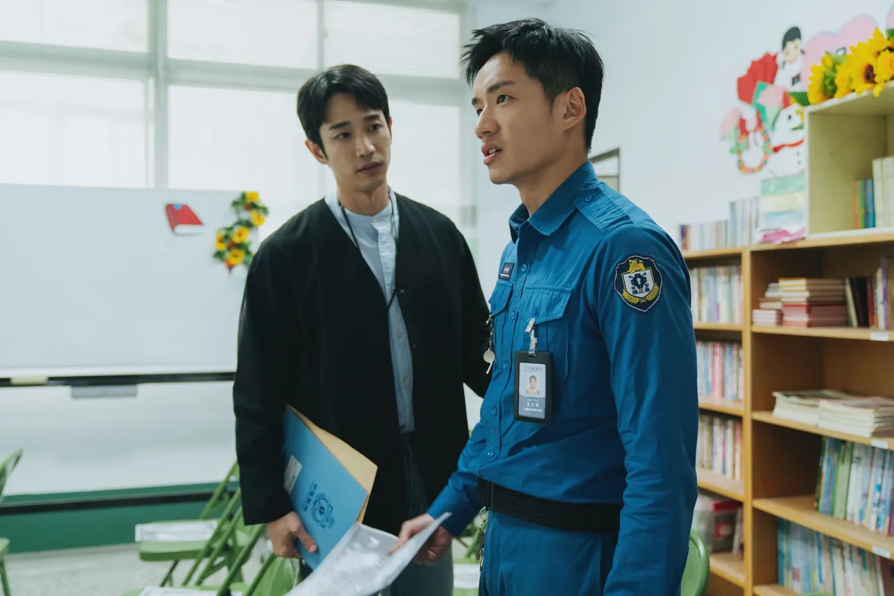 陈泽耀（右）被毒舌教诲师刘以豪语出惊人震慑。爱奇艺国际版、壹壹影业提供