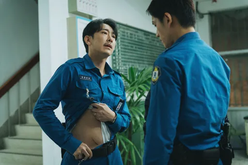 施名帅秀「割盲肠疤痕」威吓监狱菜鸟　张轩睿接招笑到怕　　　