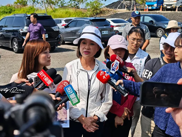 柯志恩13日會勘大坪頂。翻攝畫面