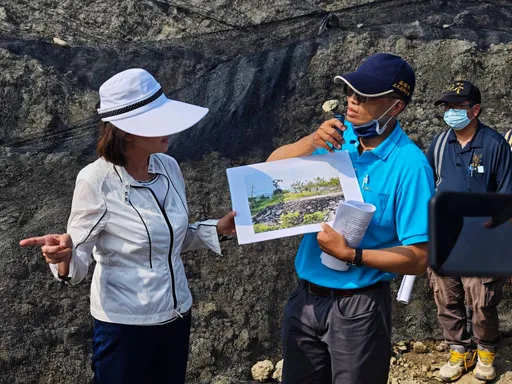 柯志恩會勘大坪頂質疑違法堆置廢瀝青!高市府:合法行為 建議去看都計法