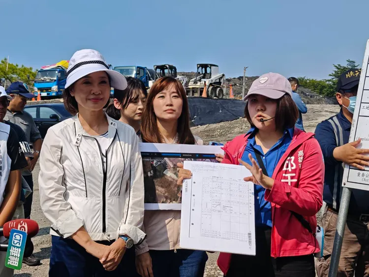 柯志恩13日會勘大坪頂。翻攝畫面