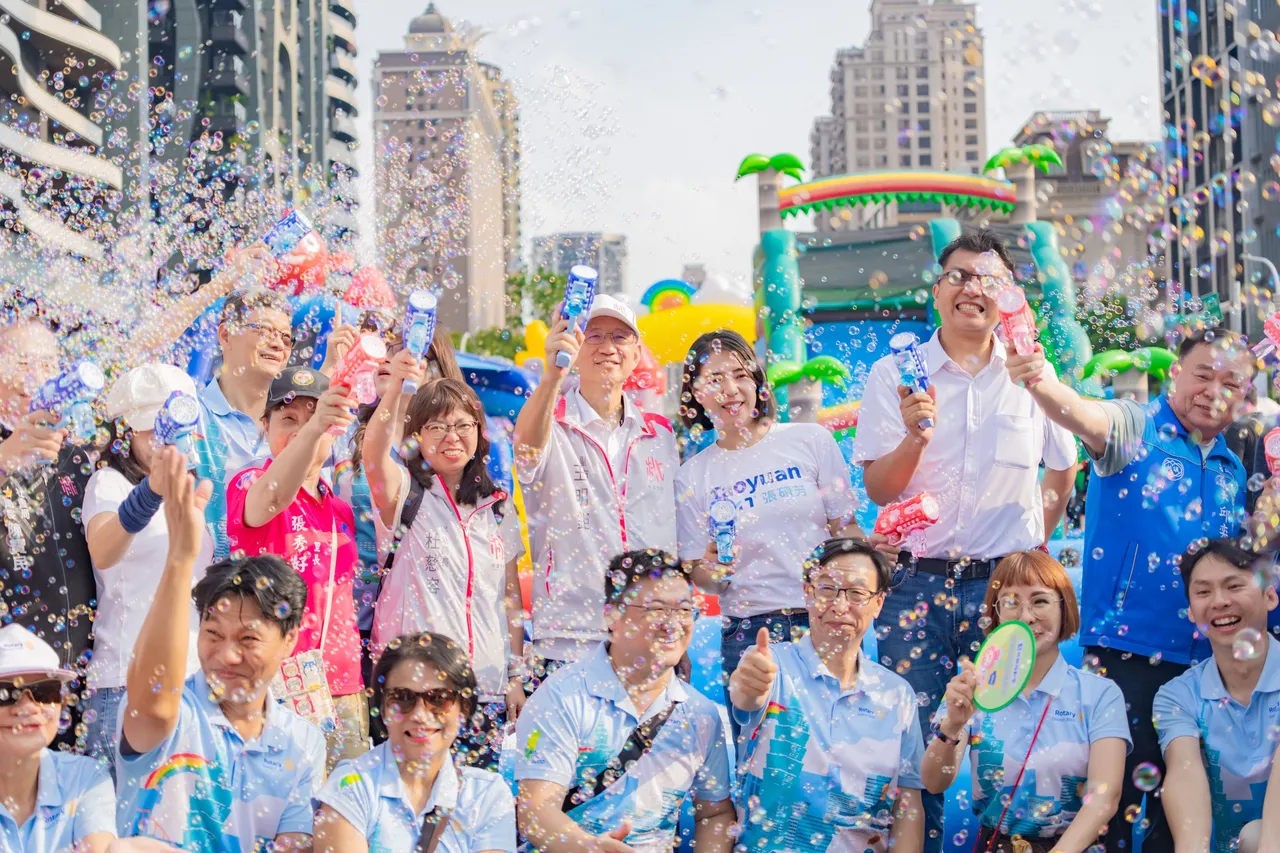 有爱无碍亲子泡泡派对。桃园市府提供