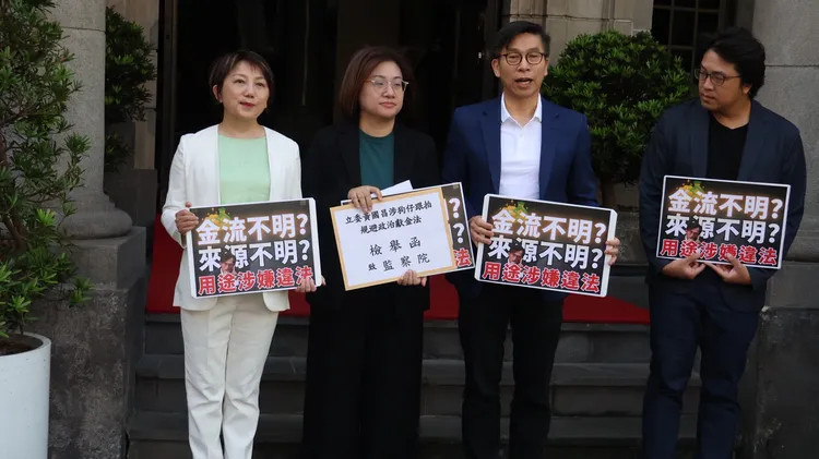 鍾佳濱認為，根據政治獻金法，監察院有義務與權利調查這些狗仔跟拍的金流，是否與黃國昌個人有關，是否違反政治獻金法相關規定。記者葉家瑋攝