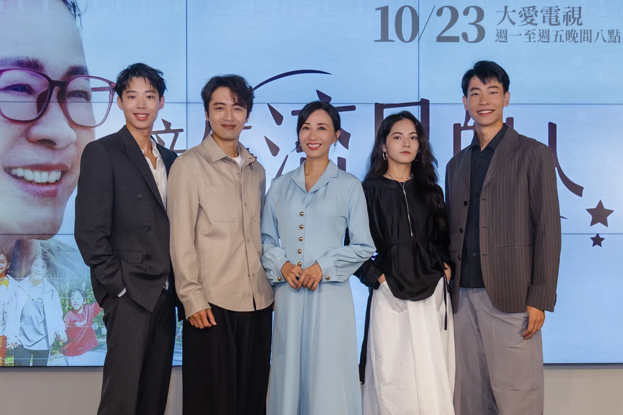 黄信赫(左起)、吴政勋、潘奕如、陈垣希、李国强在剧中饰演课辅班老师。大爱提供