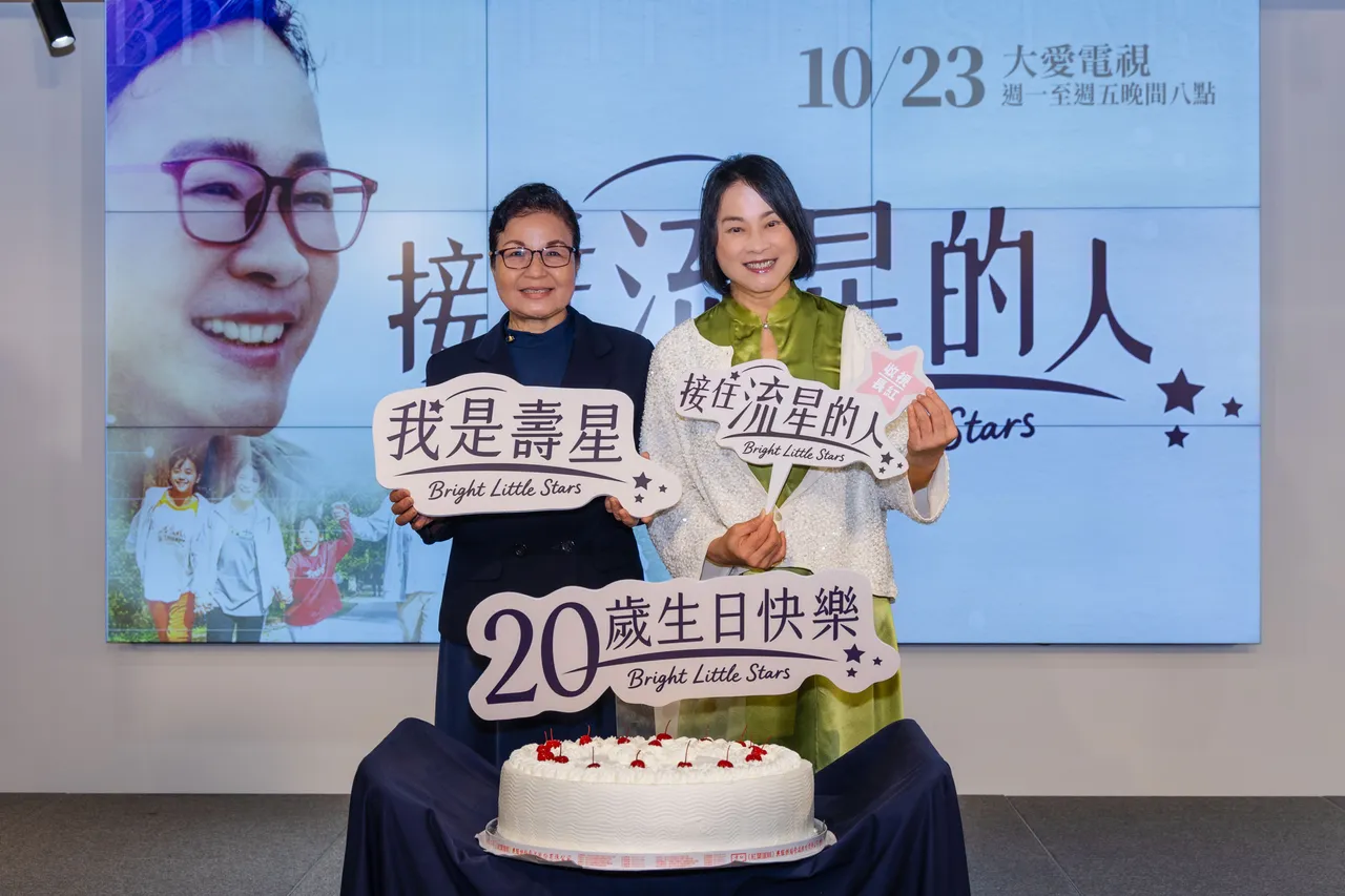 陆小芬和江柑师姐一起庆生。大爱提供