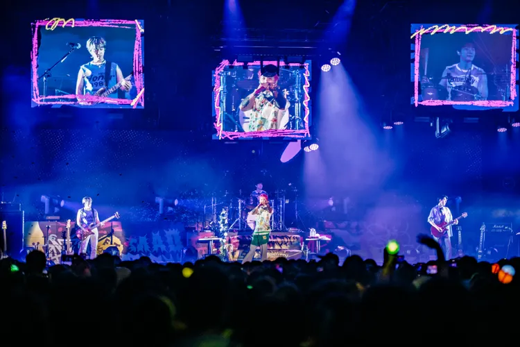 FTISLAND首次在台灣舉行全站席演唱會，台下擠滿粉絲。讀者提供