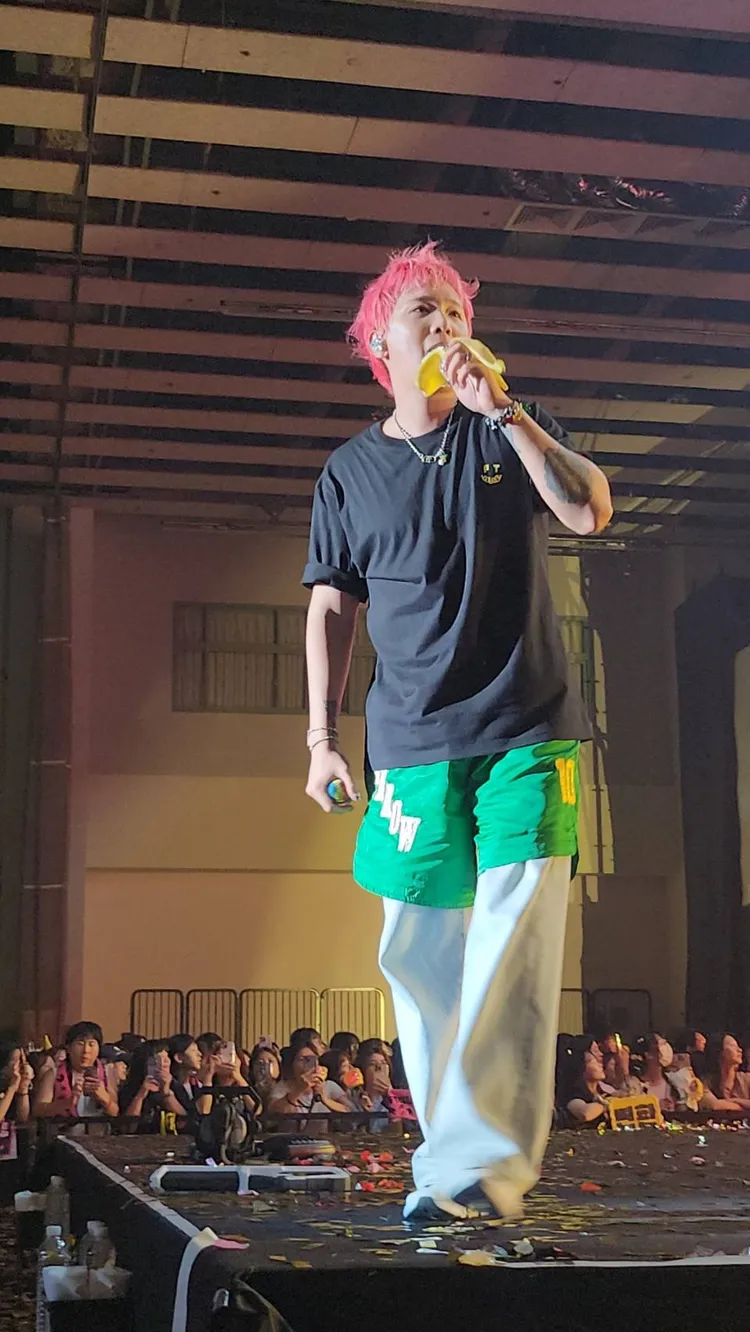 李洪基假裝賣香蕉邊街頭演出，索性在台上吃起香蕉。讀者提供