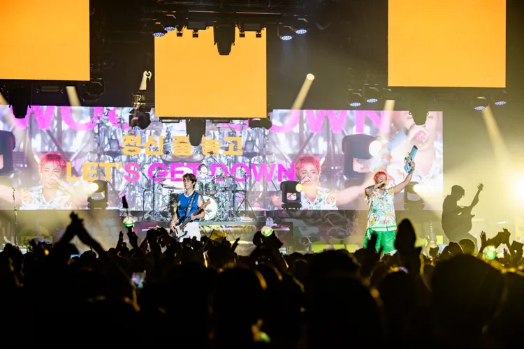 李洪基唱到一半拿出水槍。SHOWOFFICE提供