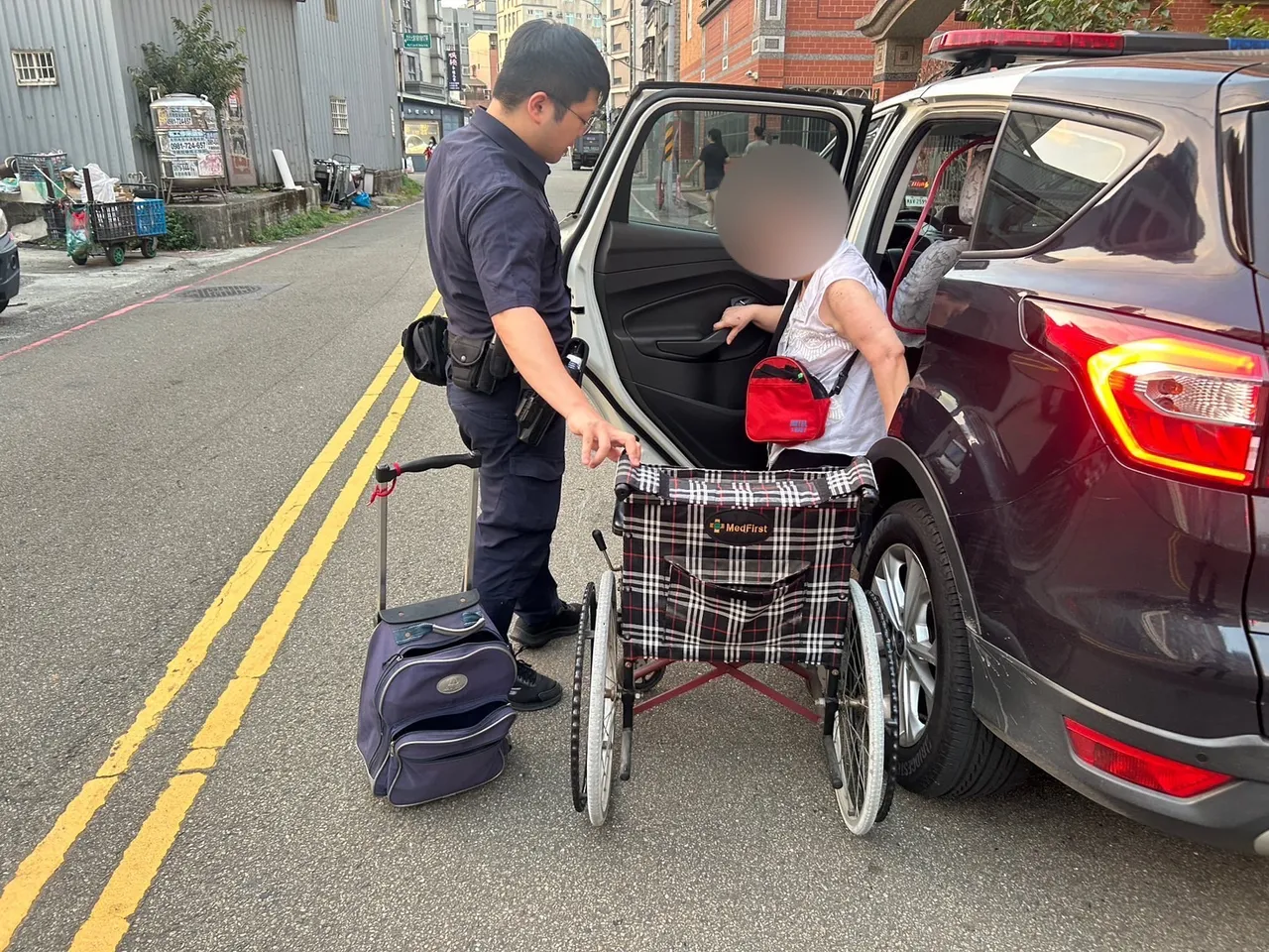 警员护送老妇返家。龟山警分局提供